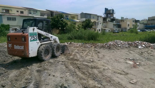 高雄彌陀區小山貓(鏟土機,推土機)整地